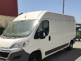  Derecho Expectante sobre Un BMW y dos furgonetas Citro&euml;n Jumper