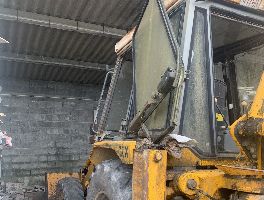 Dos camiones y una retroexcavadora en Pontevedra 