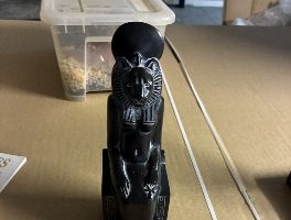 Mobiliario, maquinaria y lote de figuras Egipcias 