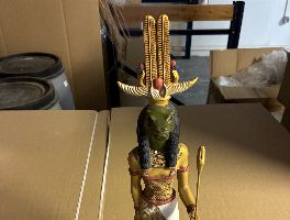 Mobiliario, maquinaria y lote de figuras Egipcias 