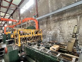 Nave industrial, conjunto de maquinaria para el trabajo de la madera, vehículos y existencias