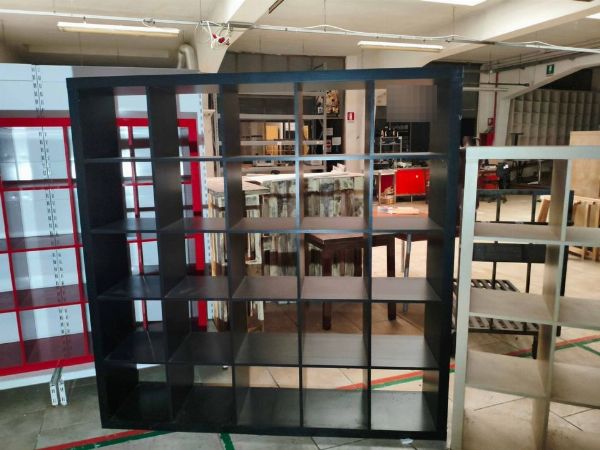 Police, izložbeni stalci - i uredski namještaj - Sudska likvidacija br. 12/2026 - Sud u Firenci