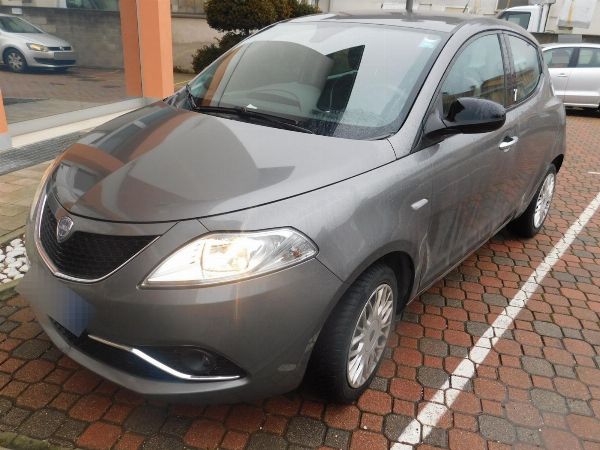 Lancia Ypsilon ja Hyunday Santa Fe - Toimistokalusteet ja -laitteet Oikeudellinen selvitystilamenettely nro 122/2025 - Vicenzan tuomioistuin