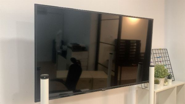 Attrezzatura completa d’ufficio: monitor, smartphone, mobili e robba varia - Tribunale di Commercio n°3 di Málaga