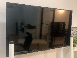 Equipamiento completo de oficina: monitores, smartphones, mobiliario y objetos variados 