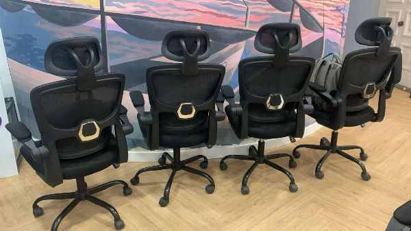 Attrezzatura completa d’ufficio: monitor, smartphone, mobili e robba varia - Tribunale di Commercio n°3 di Málaga