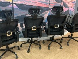 Equipamiento completo de oficina: monitores, smartphones, mobiliario y objetos variados 