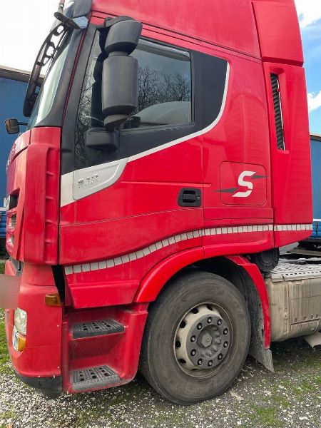 Tracteurs routiers IVECO - Biens d'équipement en leasing - Intrum Italy S.p.A