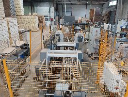 Nave industrial, conjunto de maquinaria para el trabajo de la madera, veh&iacute;culos y existencias 