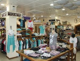 Material variado de tienda de ropa y un veh&iacute;culo, en Fuerteventura