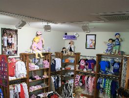 Material variado de tienda de ropa y un veh&iacute;culo, en Fuerteventura