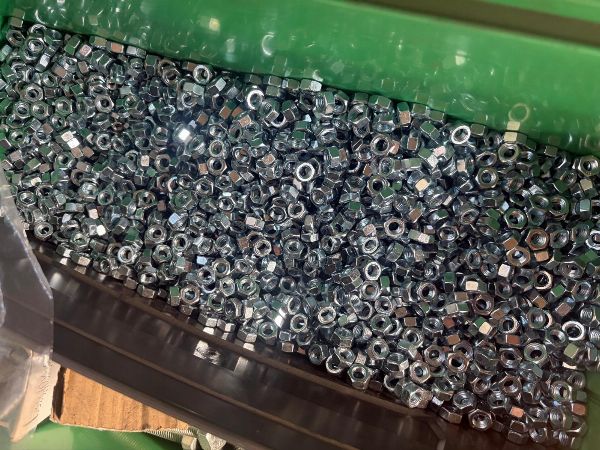 Sekalainen pulttivalikoima – Noin 2000 kg – Myy kanssamme