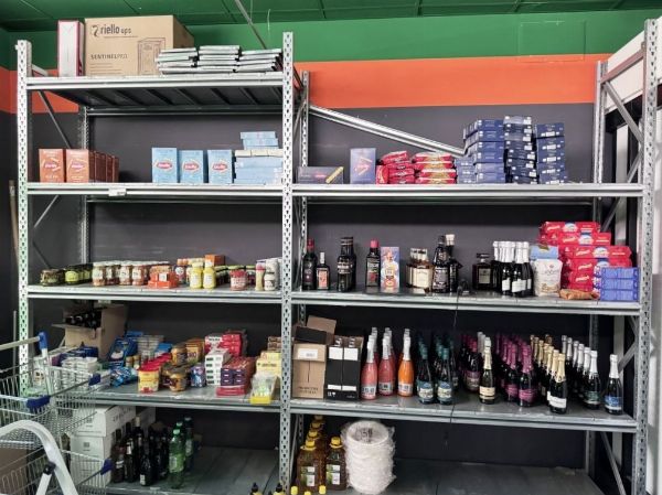 Mobili y equipamiento para supermercado - Stock de alimentos, bebidas y bienes de gran consumo - Liquidación Voluntaria