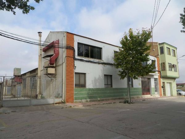 Group of dwellings, industrial buildings, commercial premises, parking spaces and urban land, located in Almansa, Albacete - Commercial Court No. 1 of Albacete