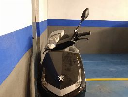 Una furgoneta y una motocicleta ubicados en Almer&iacute;a y Granada